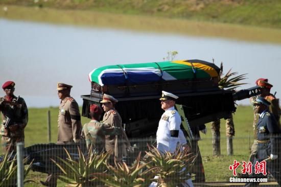 圖為南非海、陸、空三軍首腦為曼德拉護靈。宋方燦 攝