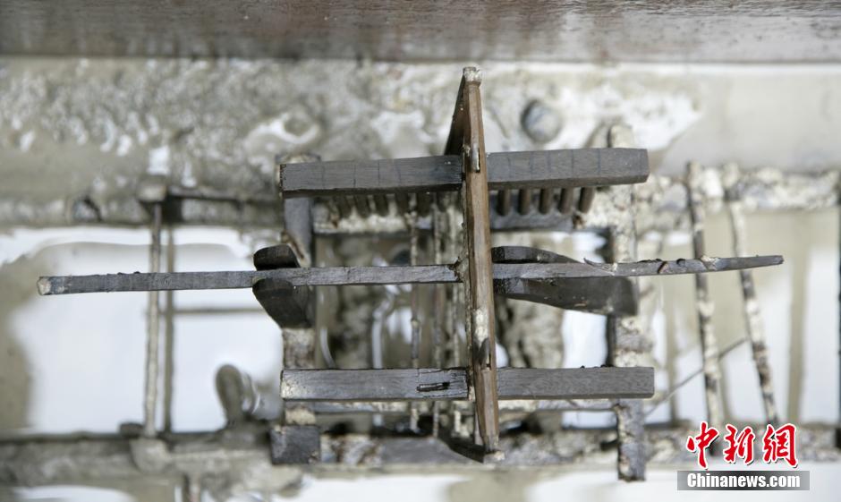 圖為蜀錦織機(jī)仿真蜀錦織機(jī)，為我國唯一有出土單位、完整保存的織機(jī)模型。