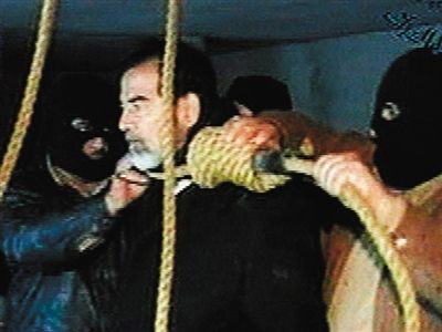 警衛(wèi)給薩達姆套上絞刑工具。