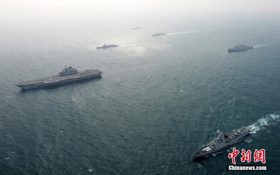 圖為遼寧艦與水面艦艇進(jìn)行協(xié)同訓(xùn)練。中新社發(fā) 胡鍇冰 攝