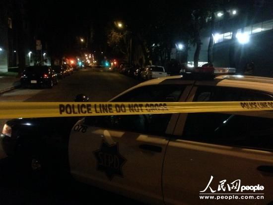 縱火案件發(fā)生在1月1日晚9時25分，舊金山當?shù)鼐胶拖绬T幾分鐘內(nèi)趕到事故現(xiàn)場，并迅速撲滅了火情。記者1日晚趕到現(xiàn)場時，領館正門所在區(qū)域已經(jīng)被警察封鎖。