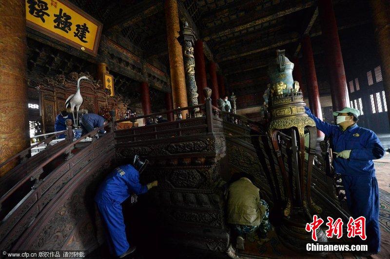 圖為工作人員正在故宮太和殿內(nèi)進(jìn)行整體清潔工作。