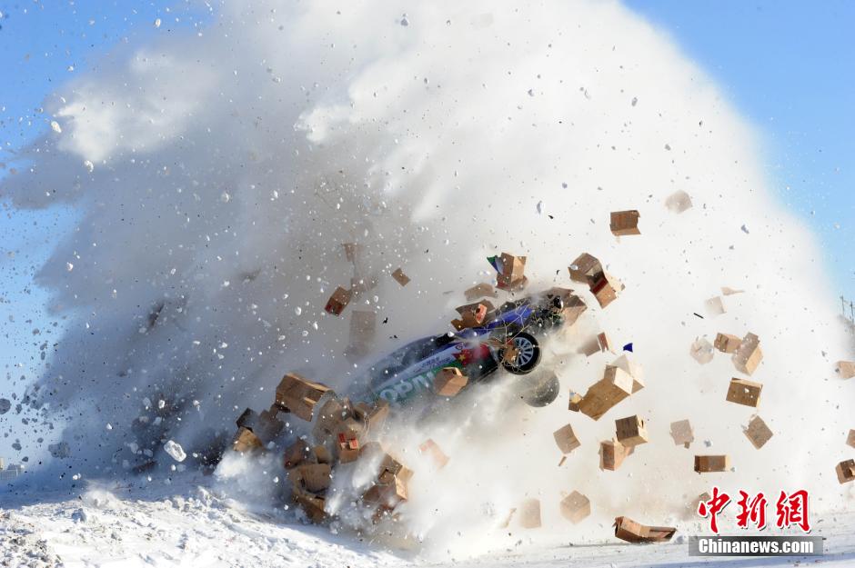 圖為：謝雨均駕駛賽車在黑龍江黑河段飛越冰河。中新社發(fā) 邱齊龍 攝