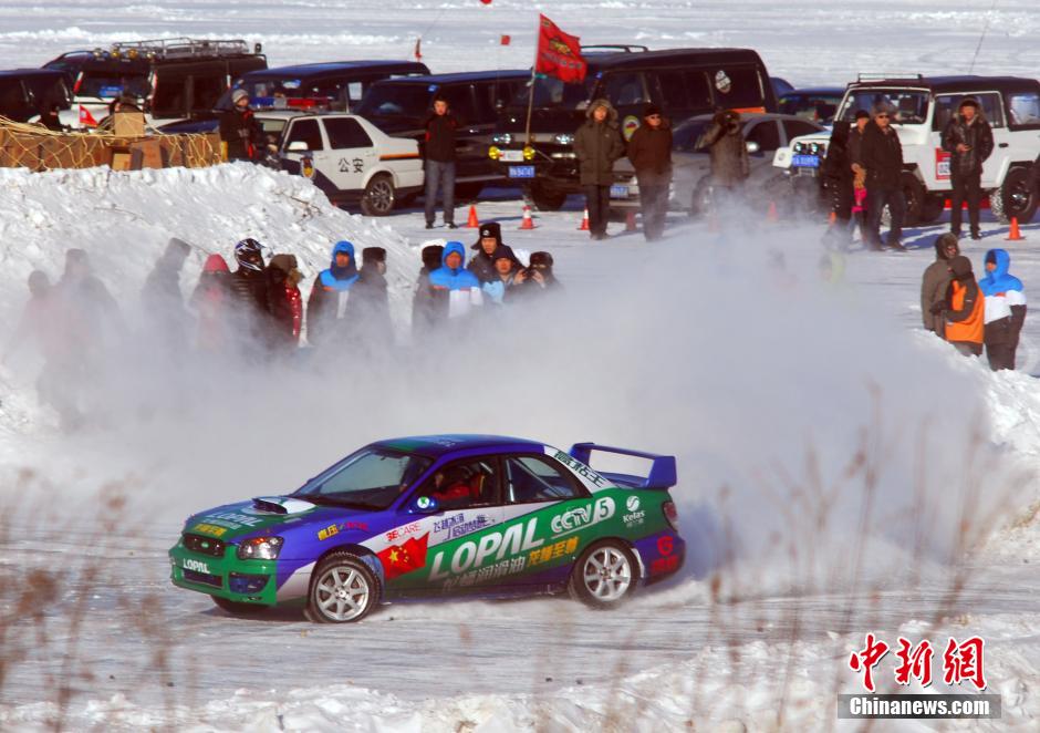 圖為參加“飛越冰河”大型體育極限運動挑戰(zhàn)賽事的選手在冰封的黑龍江上進行冰雪飛車漂移。中新社發(fā) 邱齊龍