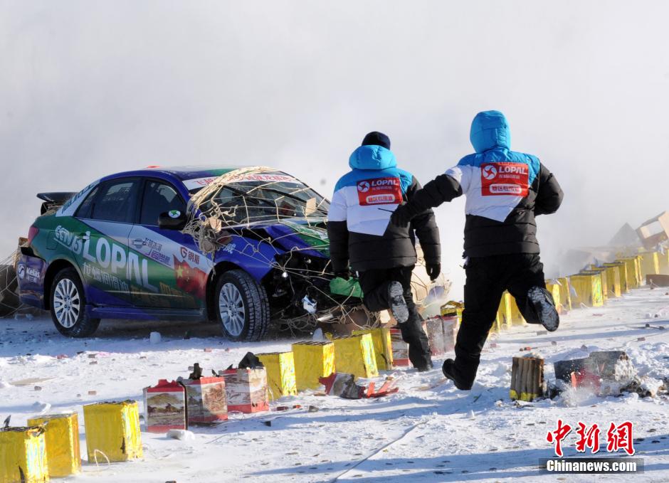 謝雨均駕駛賽車在黑龍江黑河段飛越冰河。中新社發(fā) 邱齊龍 攝