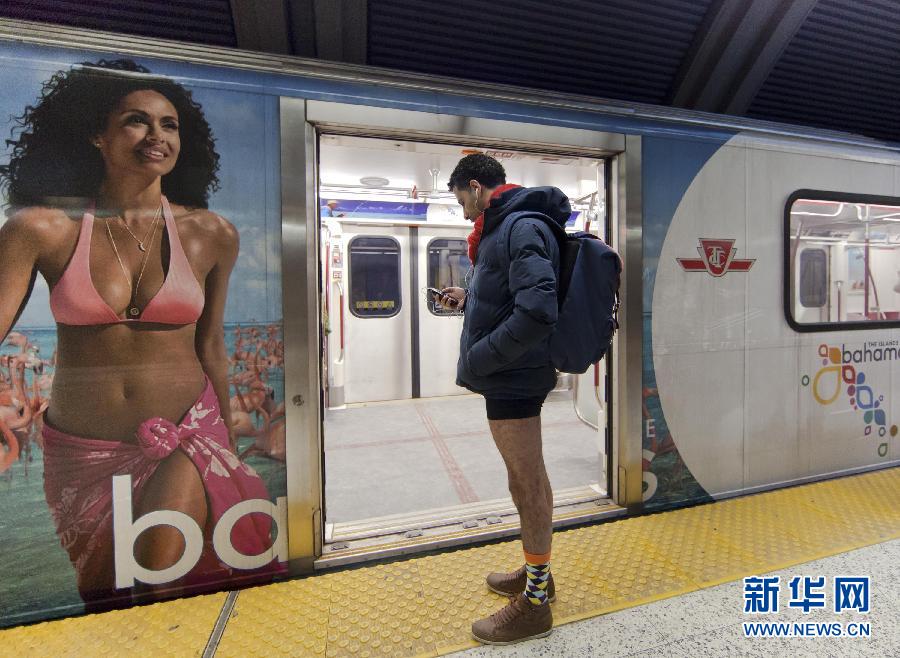 1月12日，在加拿大多倫多，一名只穿著內(nèi)褲的男子在車站等候地鐵。