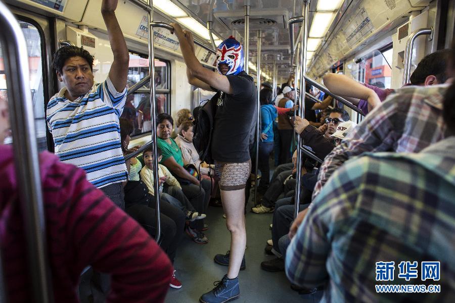 一名參加不穿褲子搭地鐵活動的男子站在地鐵車廂內(nèi)。