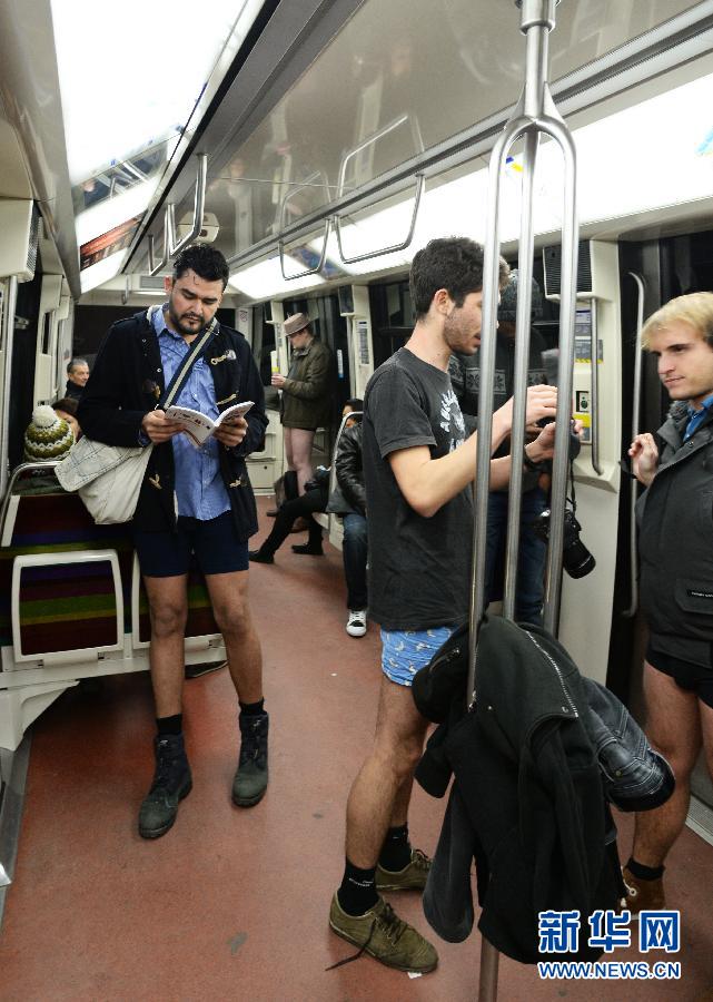1月12日，在橫貫巴黎東西部的1號線地鐵車廂里，乘客只穿一條內(nèi)褲搭乘地鐵。
