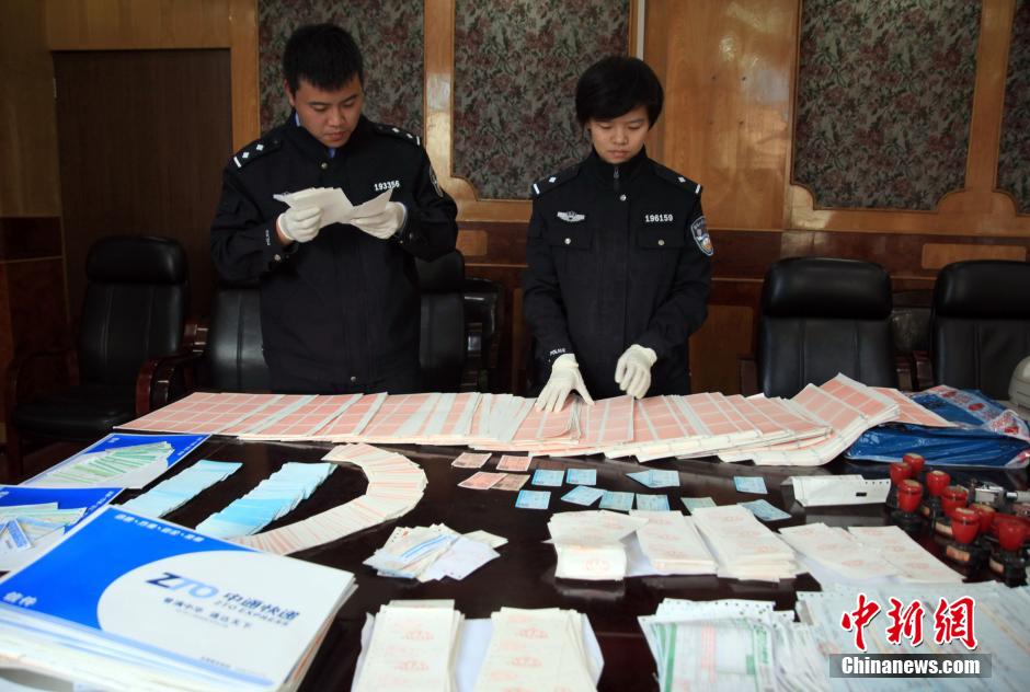 圖為查獲大量假火車票和制販工具（資料圖片）。