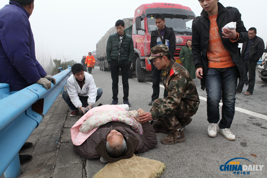 一名受傷群眾被救出?；荼?攝