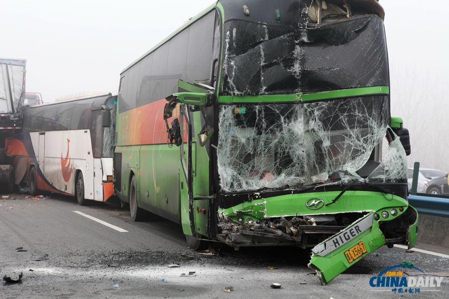 車禍救援現(xiàn)場(chǎng)。惠斌 攝