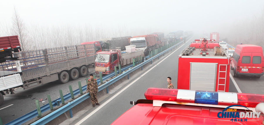 消防人員抵達(dá)事故現(xiàn)場(chǎng)。惠斌 攝