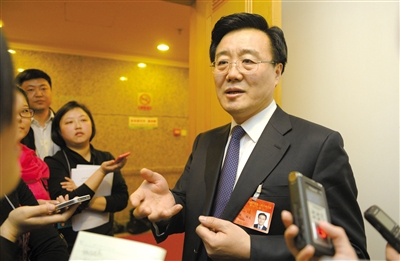 昨日，在十四屆人大二次會(huì)議順義代表團(tuán)全團(tuán)審議后，北京市人大代表、北京市常務(wù)副市長李士祥接受記者提問。新京報(bào)記者 浦峰 攝