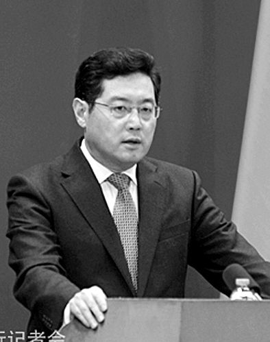 23日，秦剛在外交部例行記者會上。