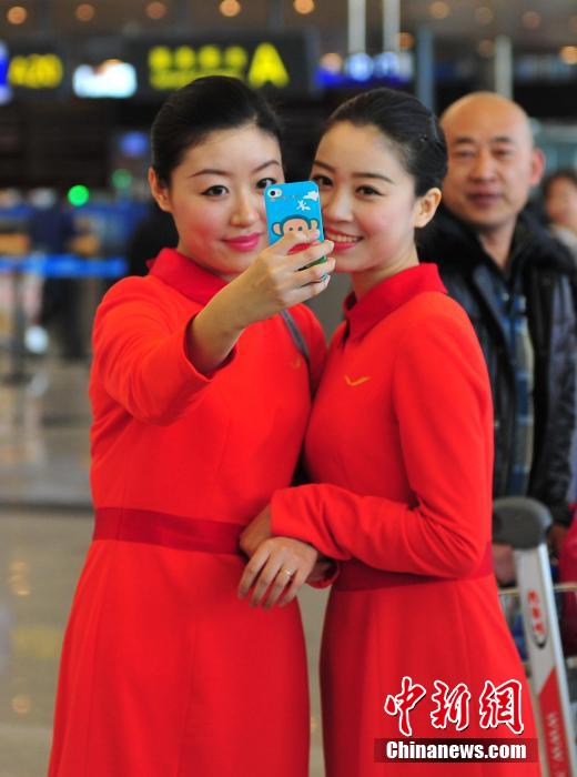 1月23日，機(jī)場(chǎng)工作人員在跳“快閃”舞蹈。