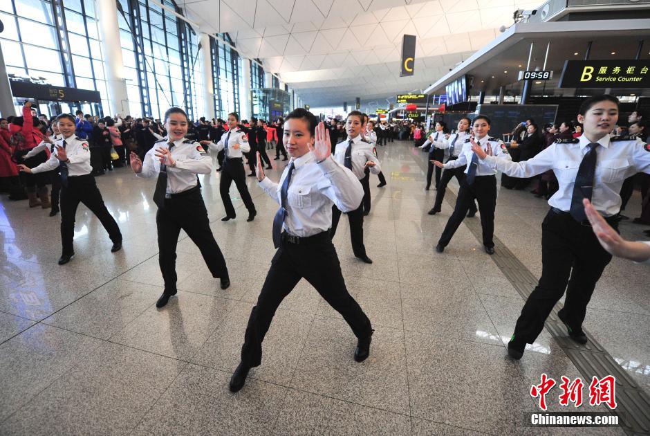 1月23日，機(jī)場(chǎng)工作人員在跳“快閃”舞蹈。