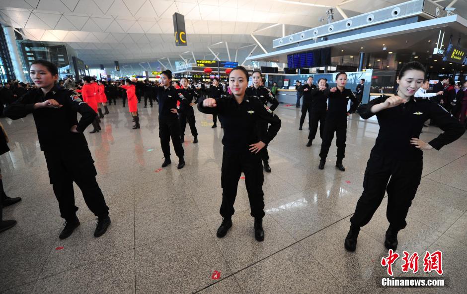 1月23日，機(jī)場(chǎng)工作人員在跳“快閃”舞蹈。