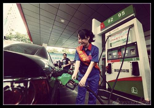 近日，有網(wǎng)友針對“超標(biāo)40倍事件”評價(jià)說：“國內(nèi)加油站在油里加水是普遍現(xiàn)象。只是量多量少的問題，車主