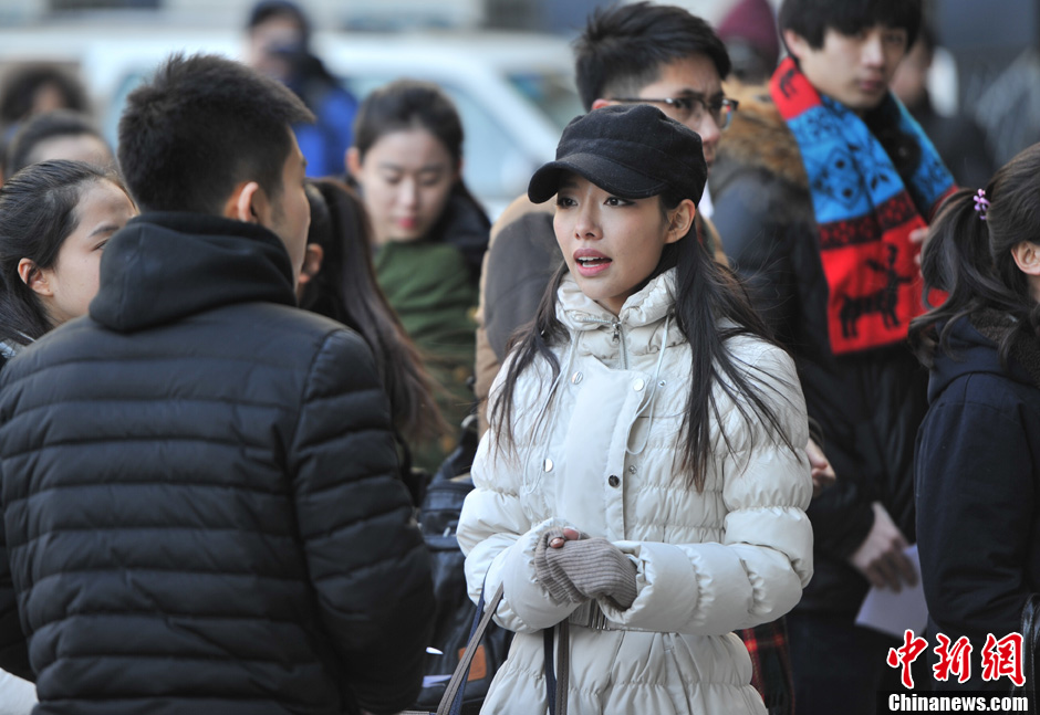 圖為表演系考生走出考場。