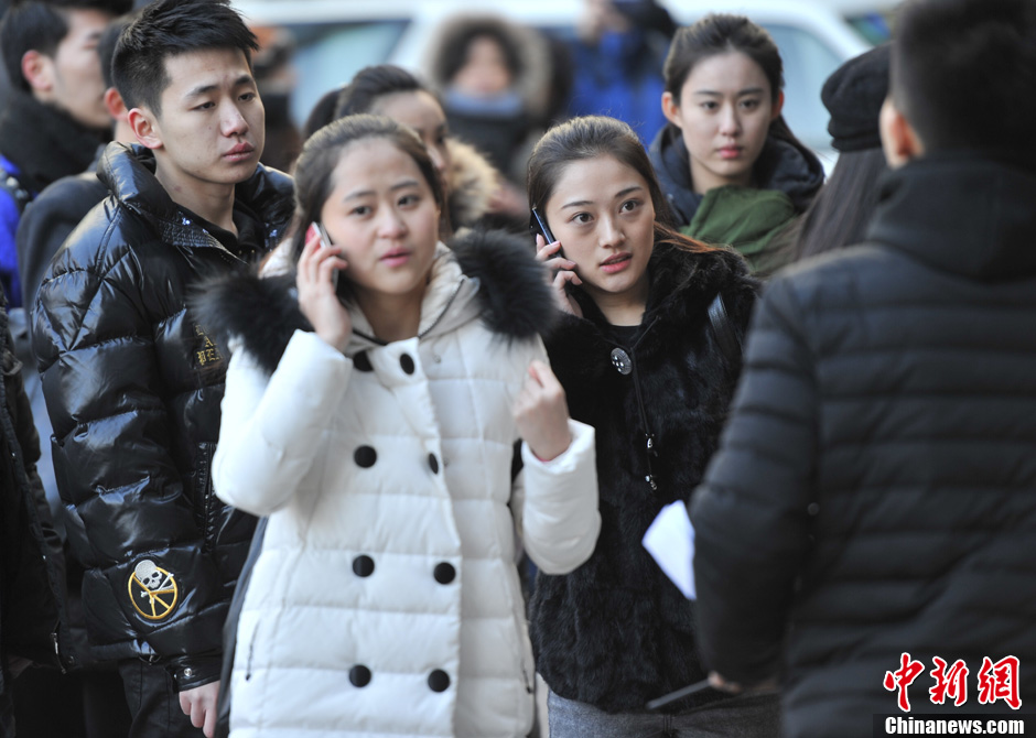 圖為表演系考生走出考場。