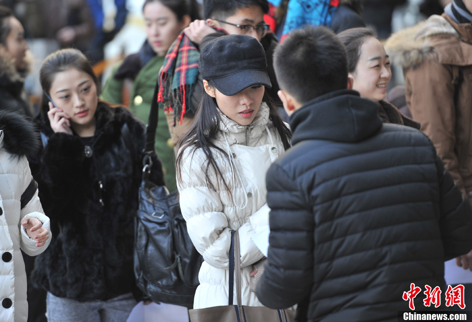 圖為表演系考生走出考場。