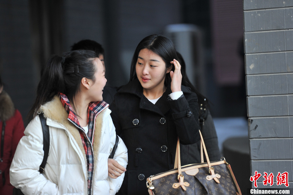 圖為表演系考生走出考場。