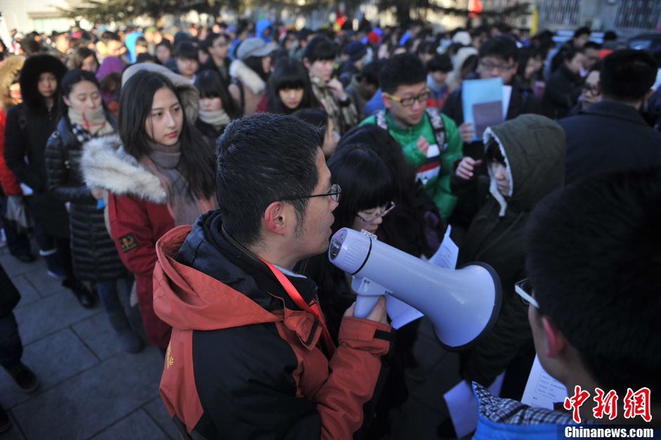 圖為報(bào)考現(xiàn)場。