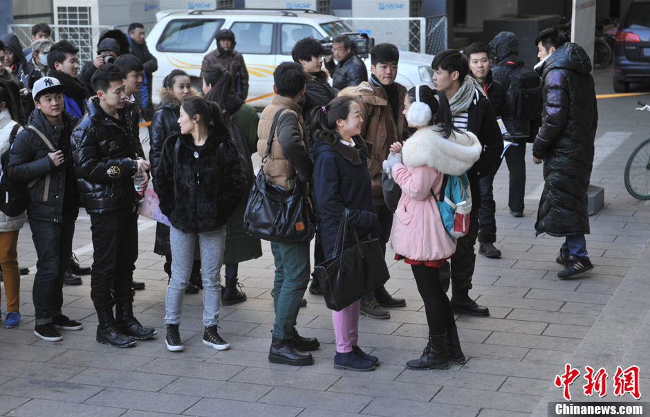 圖為表演系考生走出考場。