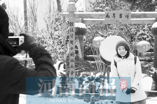 紫荊山公園里布置喜慶，引來不少游客合影留念。記者 楊東華/攝