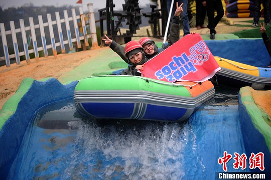 　圖為外國(guó)友人舉著標(biāo)語(yǔ)體驗(yàn)水上漂。陳超　攝