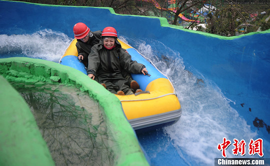 圖為外國(guó)友人體驗(yàn)水上漂。陳超　攝