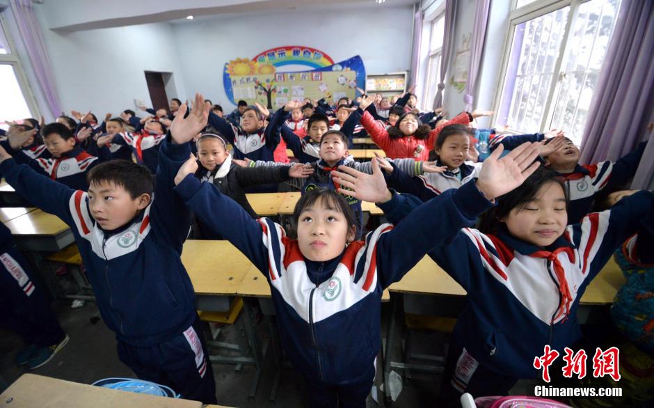 河北邯鄲開(kāi)學(xué)首日遇霧霾 學(xué)生室內(nèi)做課間操