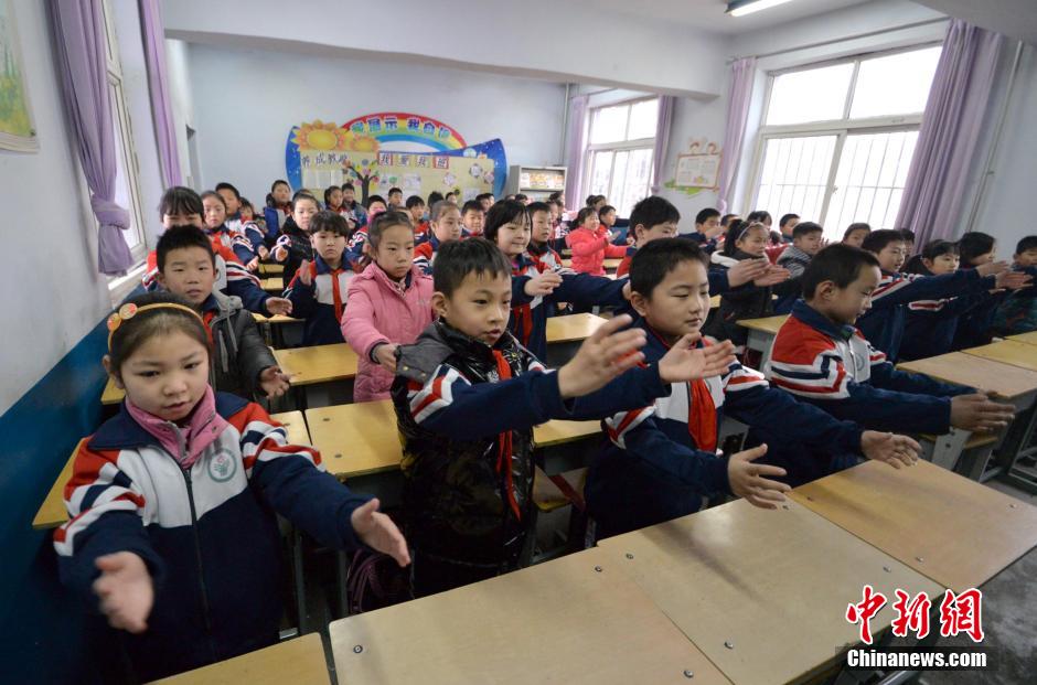 河北邯鄲開(kāi)學(xué)首日遇霧霾 學(xué)生室內(nèi)做課間操