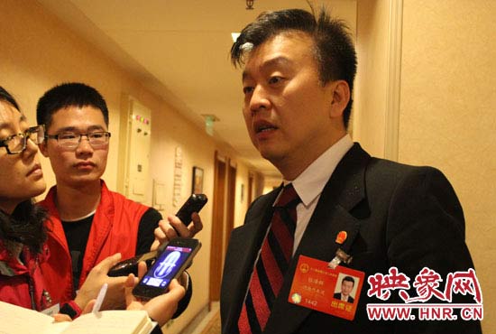 全國人大代表、中央電視臺綜藝頻道節(jié)目組主持人、河南省青聯(lián)榮譽(yù)副主席張澤群