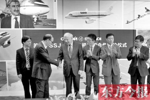 　昨日，“蘇霍伊SSJ-100飛機項目”合作簽約儀式在鄭州舉行