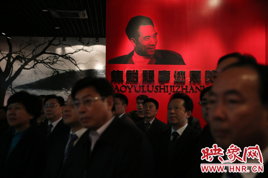 在焦裕祿紀(jì)念館，參觀的人絡(luò)繹不絕，一批批來自全國各地的黨員干部前來學(xué)習(xí)焦裕祿事跡