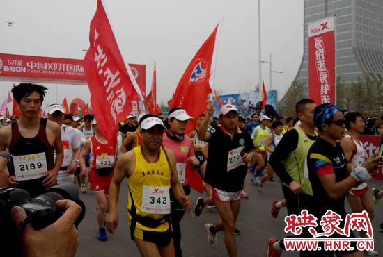 目前在鄭開大道上，一場角逐正在展開。