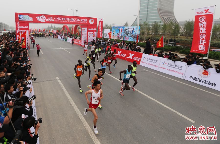 專(zhuān)業(yè)組選手起跑。