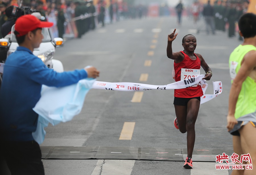 女子全程第一個(gè)沖過(guò)終點(diǎn)線(xiàn)的選手。