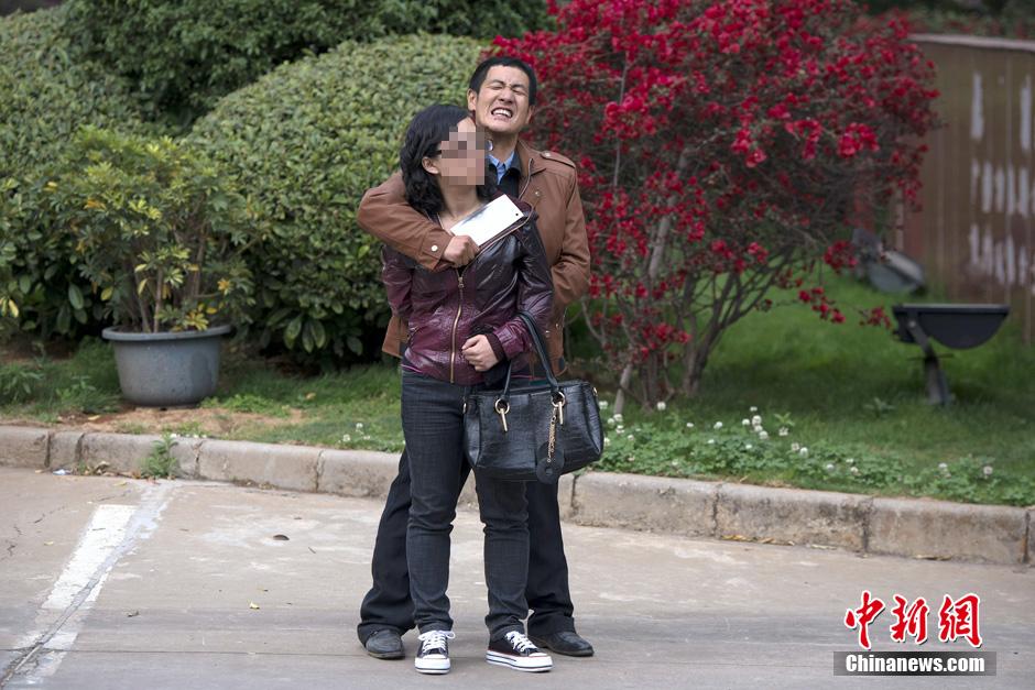 4月8日，劫持者與警方對(duì)峙。