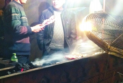 露天燒烤整夜煙熏火燎，路邊居民苦不堪言。