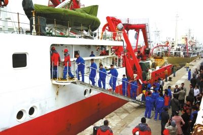  4月8日，“科學(xué)號”科學(xué)考察船從青島市中苑碼頭啟航，赴沖繩海槽區(qū)域進行科學(xué)考察。圖/CFP