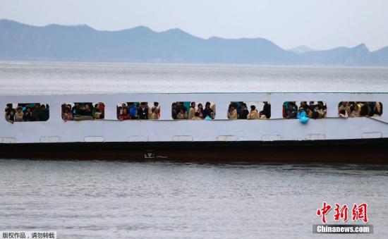 　4月17日清晨，失蹤者家屬乘坐渡輪前往事故現(xiàn)場(chǎng)。