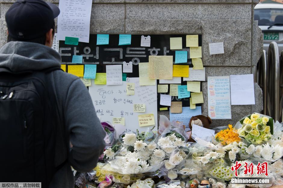 當?shù)貢r間2014年4月21日，韓國安山，民眾持續(xù)為沉沒客輪失蹤乘客祈禱。