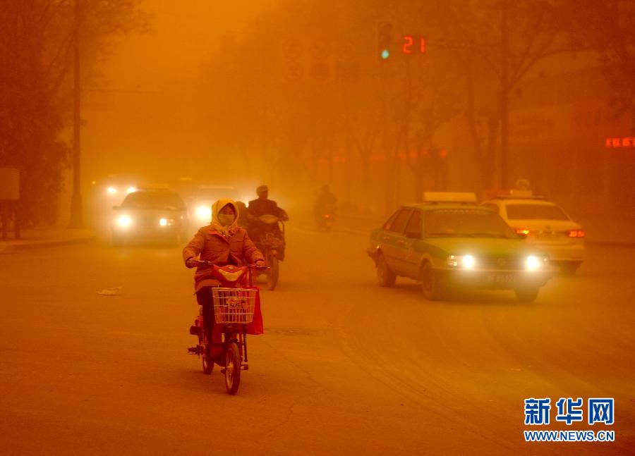 4月23日，沙塵暴中的敦煌街頭。