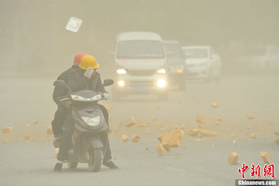 4月23日，受強(qiáng)冷空氣影響，新疆哈密出現(xiàn)出現(xiàn)強(qiáng)沙塵和降溫天氣