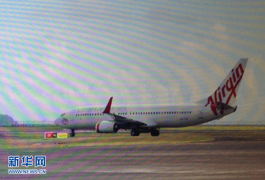 4月25日，迫降的澳大利亞維珍航空公司客機(jī)停在印度尼西亞巴厘島登巴薩機(jī)場（透過飛機(jī)舷窗拍攝）。