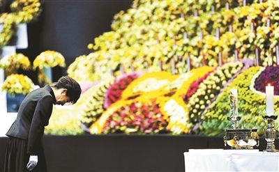 4月29日，韓國(guó)總統(tǒng)樸槿惠為“歲月”號(hào)沉沒(méi)客輪死難者默哀圖片/IC