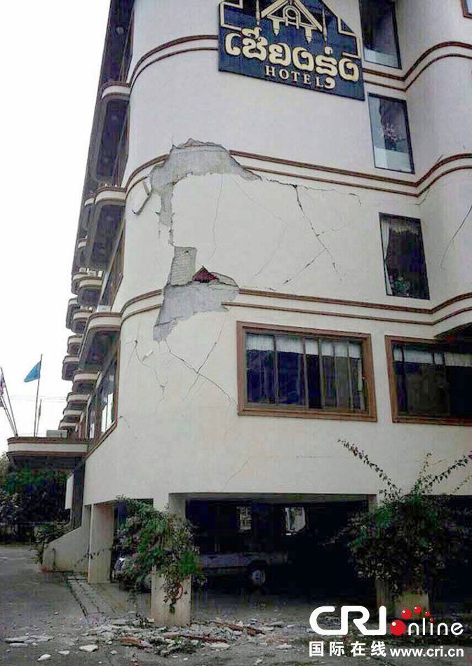 　當?shù)貢r間2014年5月5日，泰國清萊，一棟酒店大樓墻皮脫落。 圖片來源：東方IC