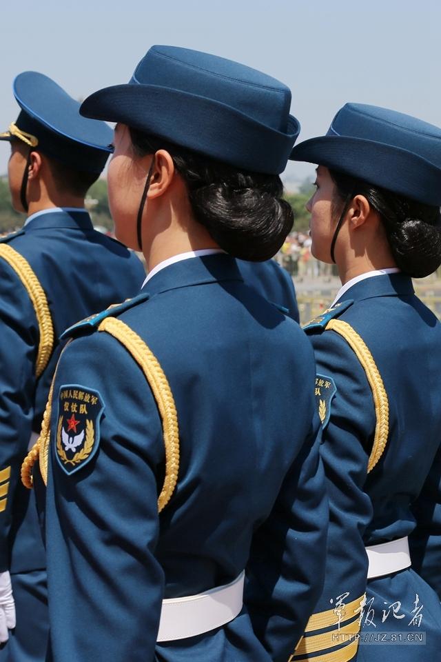 解放軍首批女儀仗兵亮相，90%以上擁有大專以上學(xué)歷，平均身高1.72米。圖為女兵儀仗隊(duì)。